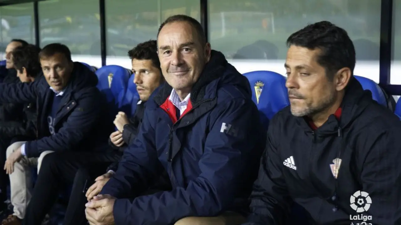 V&iacute;ctor Fern&aacute;ndez en el banquillo del Ram&oacute;n de Carranza. Foto: La Liga 123