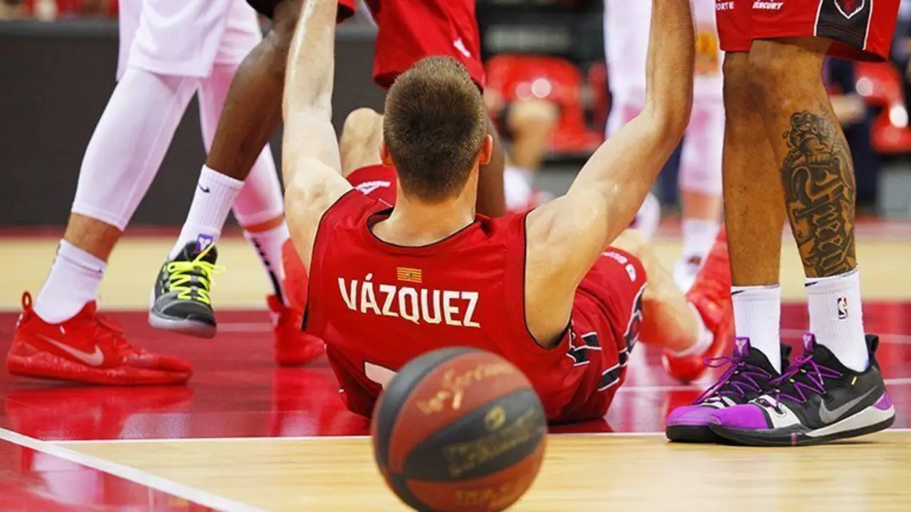 Fran V&aacute;zquez es ayudado por dos compa&ntilde;eros. Foto: Basket Zaragoza