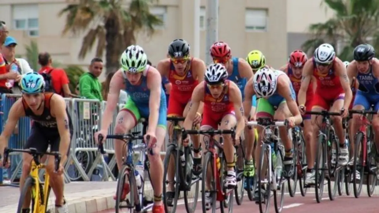Segmento de ciclismo en la prueba de Melilla y en el que Marta Pintanel logr&oacute; recortar distancias. Foto: Fatri