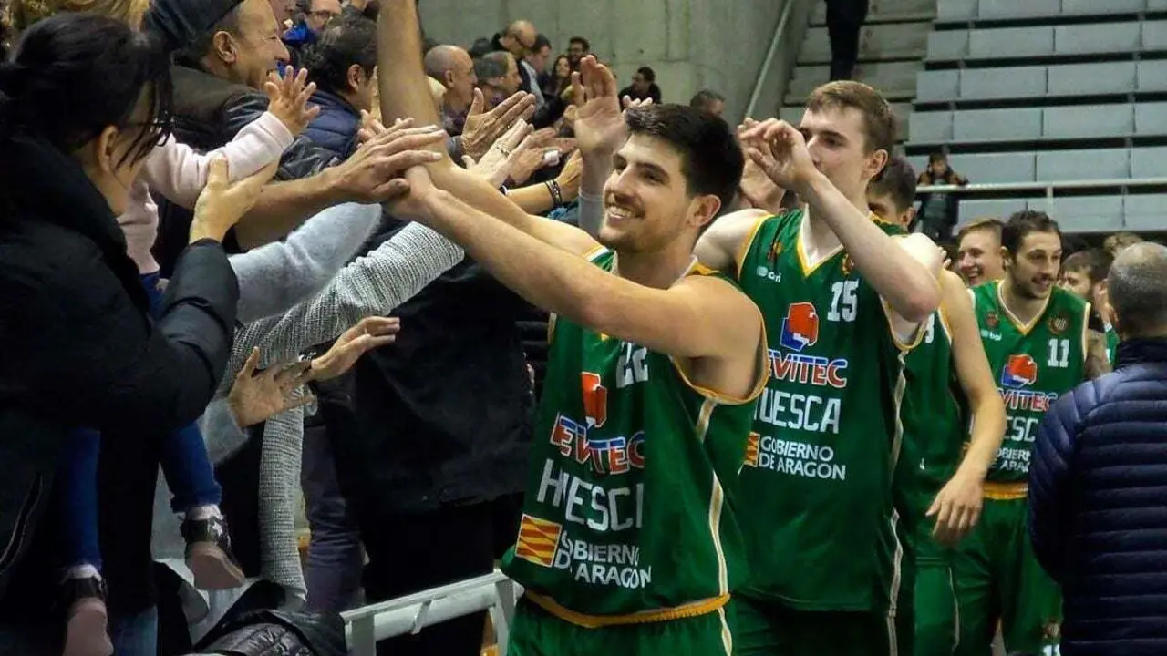 Agust&iacute; Sans se saluda con la grada a la conclusi&oacute;n de un partido | Foto: C. Pascual