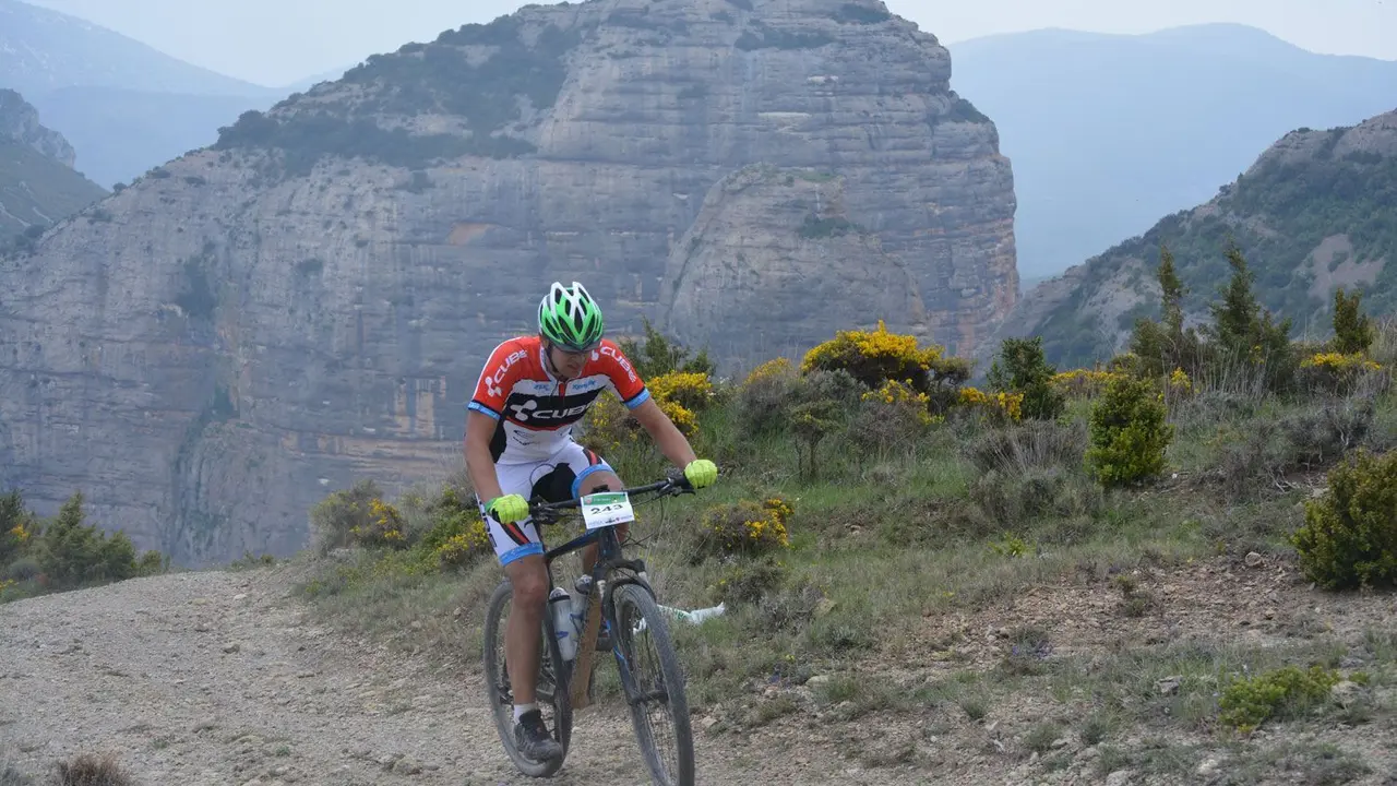Un 'biker' por uno de los tramos de la espectacular HU108 de BTT en su primera edici&oacute;n. Foto: HU108