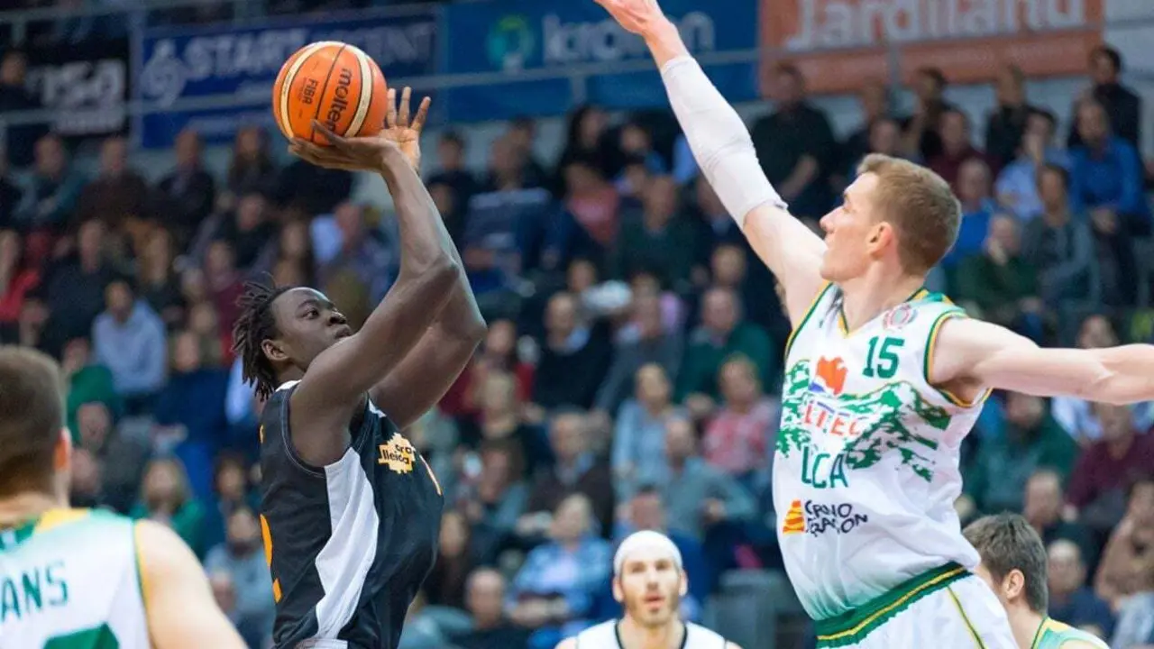 Hartwich trata de taponar a Mbaye en la ida | Foto: FEB