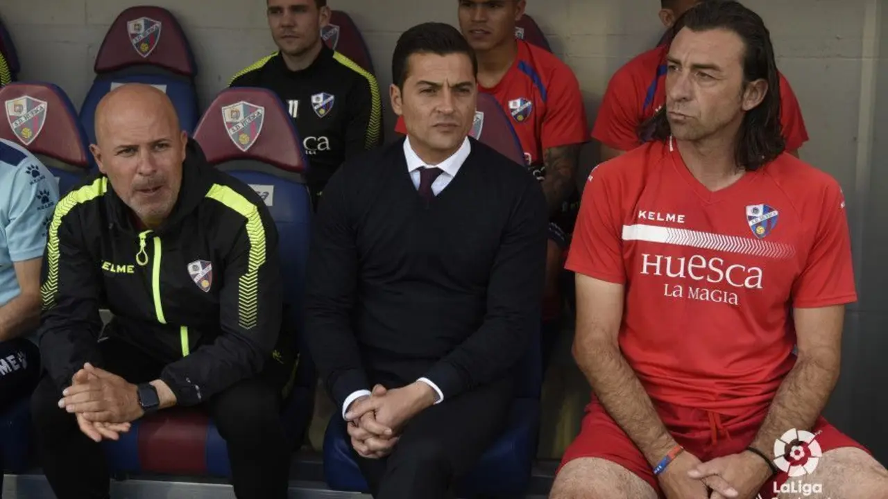 Francisco, en el banquillo del Huesca en El Alcoraz contra el Bar&ccedil;a. Foto: LaLiga Santander