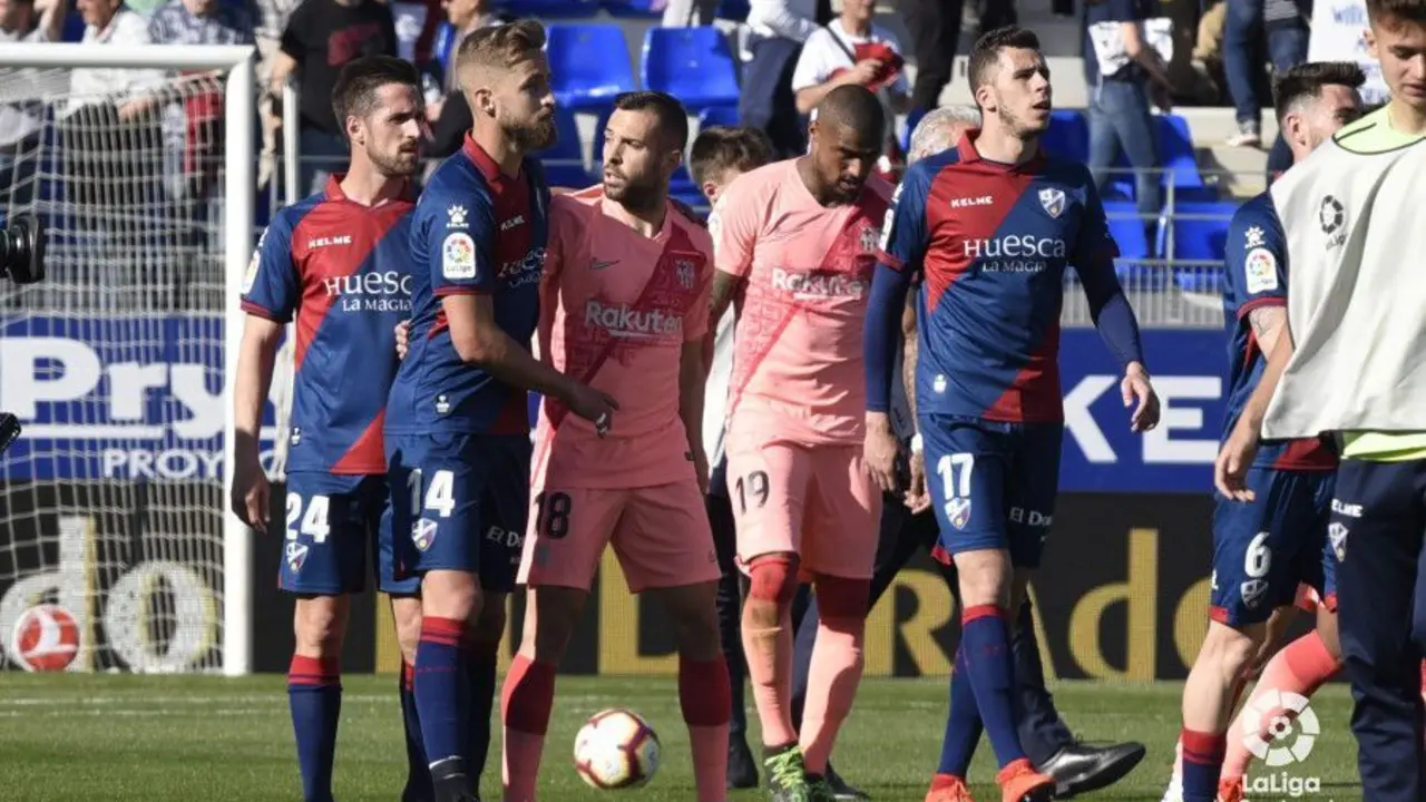 Jordi Alba saludando al finalizar el partido a Jorge Pulido. | Foto: LFP