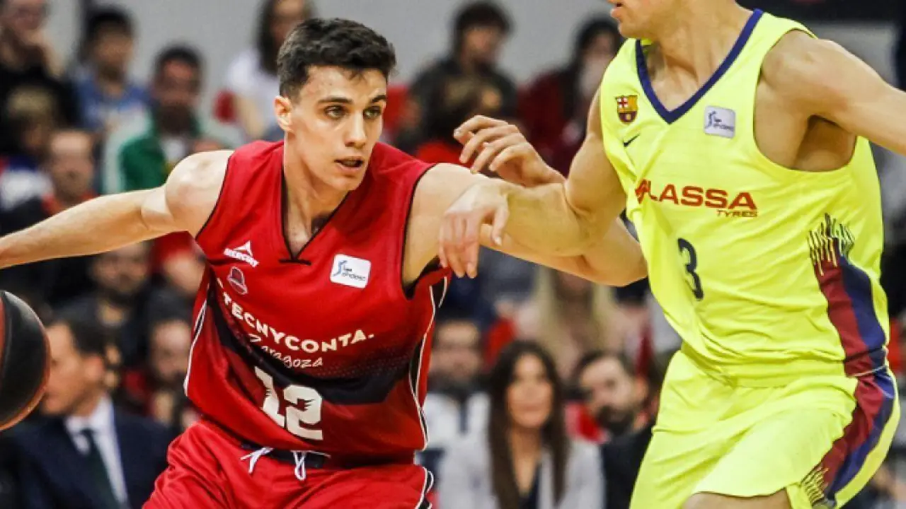 Aloc&eacute;n dirige una jugada. Foto: @BasketZaragoza