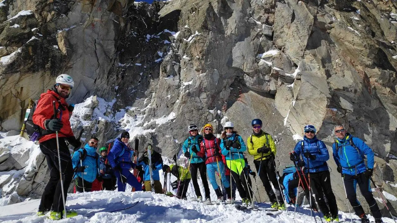 Partticipantes de Les Trancs de les Maladetes en una jornada espectacular con sol y buena nieve. Foto: AD Hospital de Benasque