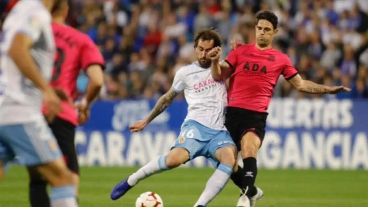 Eguaras intenta despejar un bal&oacute;n. Foto | LaLiga123