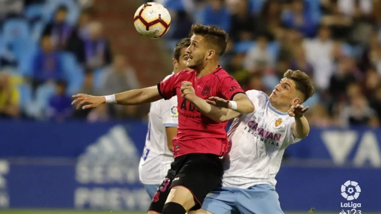 Ra&uacute;l Guti lucha por hacerse con el bal&oacute;n. Foto | LaLiga123
