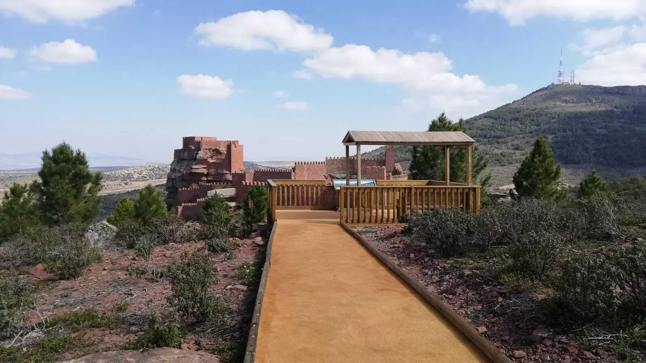 Mirador y sendero adaptado para personas de movilidad reducida en el Castillo de Peracense |Foto: Jes&uacute;s Franco 