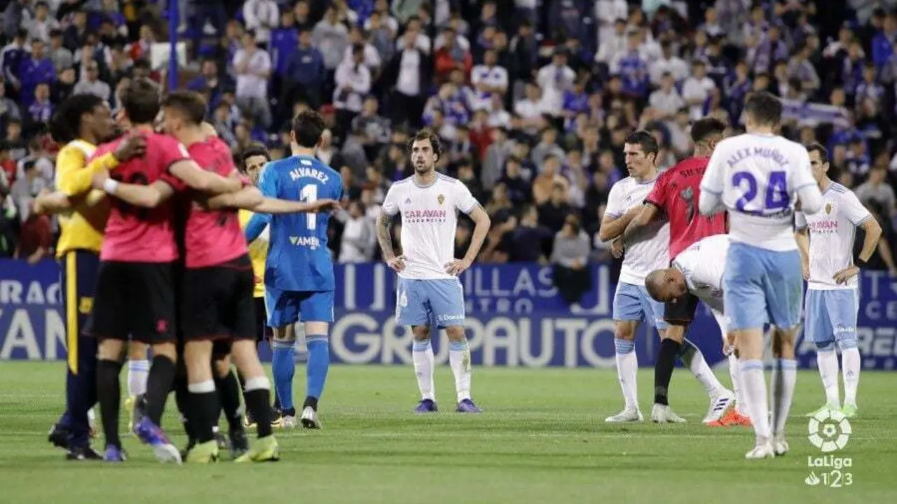 Los jugadores del Real Zaragoza se lamentan de la derrota ante el Alcorc&oacute;n de la temporada pasada. Foto: La Liga