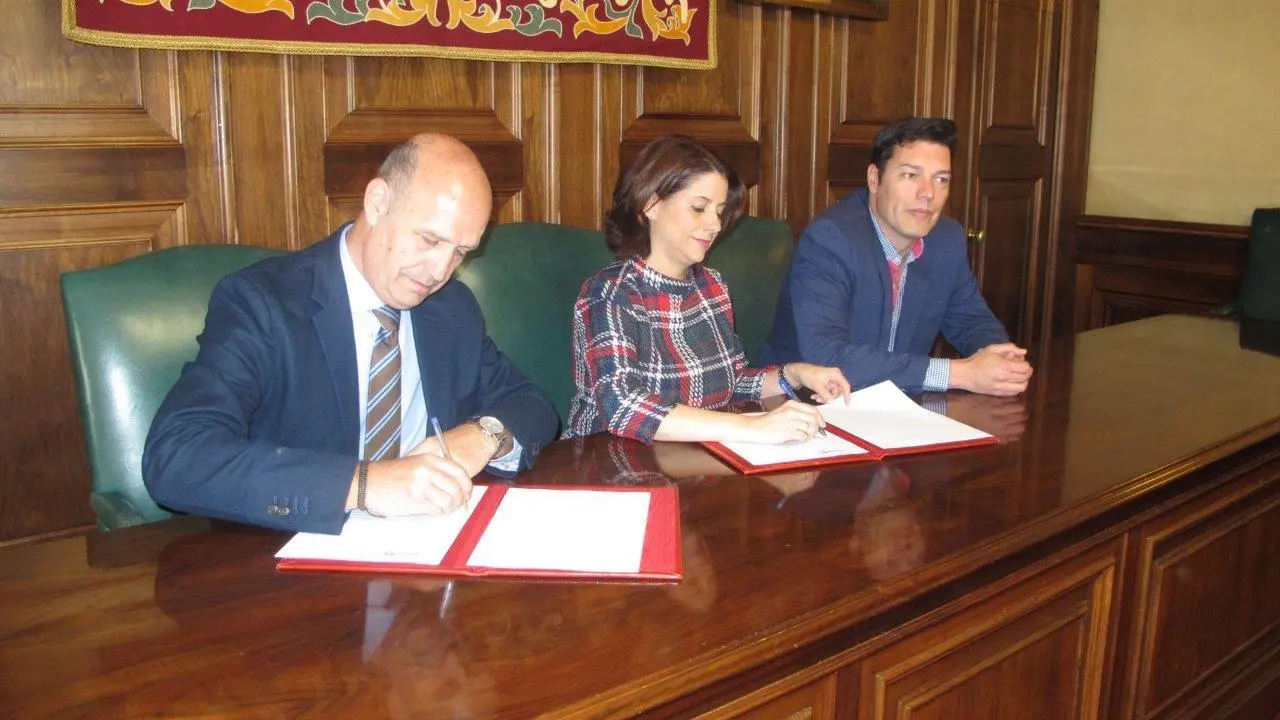 Carlos Ranera, presidente del CV Teruel y la alcaldesa, Emma Buj, firman el convenio de 2019. Ayuntamiento de Teruel