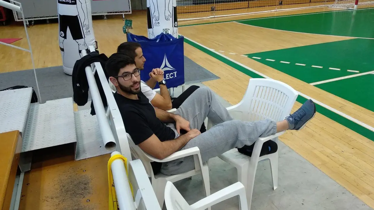 Joao Pinto, esta  tarde viendo a sus compa&ntilde;eros en el entrenamiento. Foto: Sportaragon