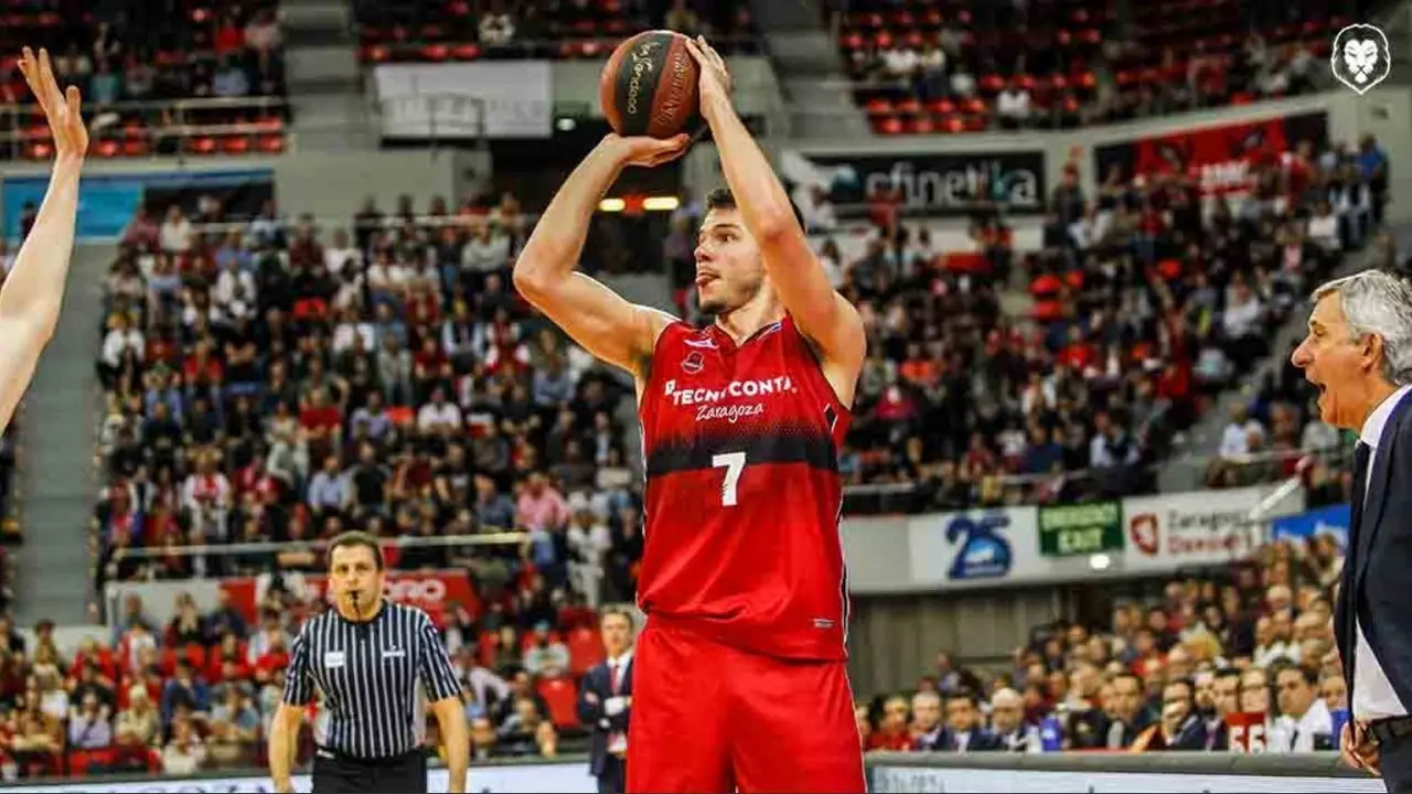 Jonathan Barreiro lanza el pasado s&aacute;bado ante la mirada de Pesic. Foto: Esther Casas/Tecnyconta Zaragoza