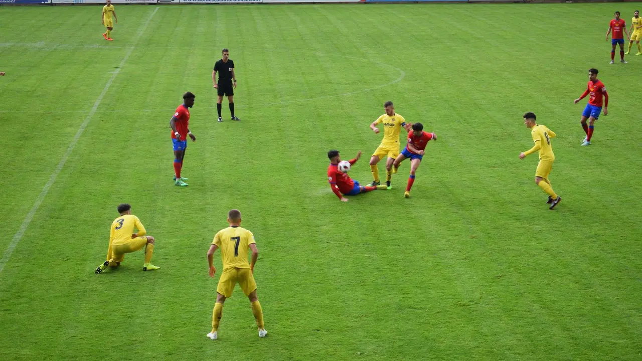 El encuentro entre el CD Teruel y el Villarreal 'B' tiene como protagonista la lluvia y las malas condiciones del campo. | Foto: Isabel Traver