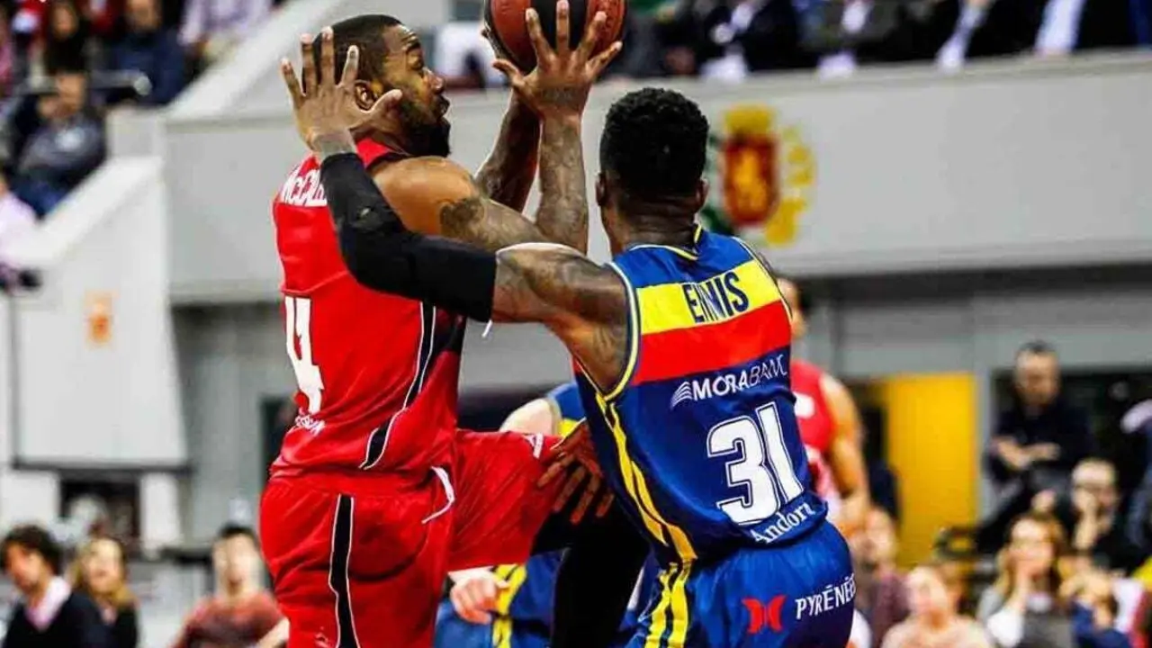 Bo McCalebb y Dylan Ennis, en el partido de ida. Foto: Esther Casas/Tecnyconta Zaragoza