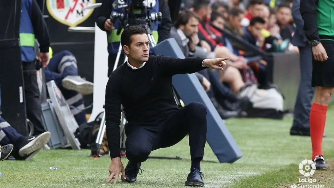 Francisco mandando a sus jugadores desde la banda del estadio de Vallecas. Foto: LaLiga Santander