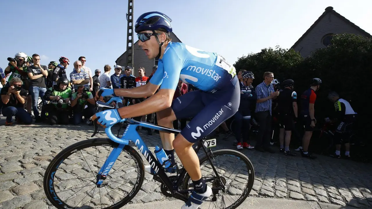 Jaime Castrillo sobre el pav&eacute;s de la E3 Harelbeke | Foto: Movistar Team