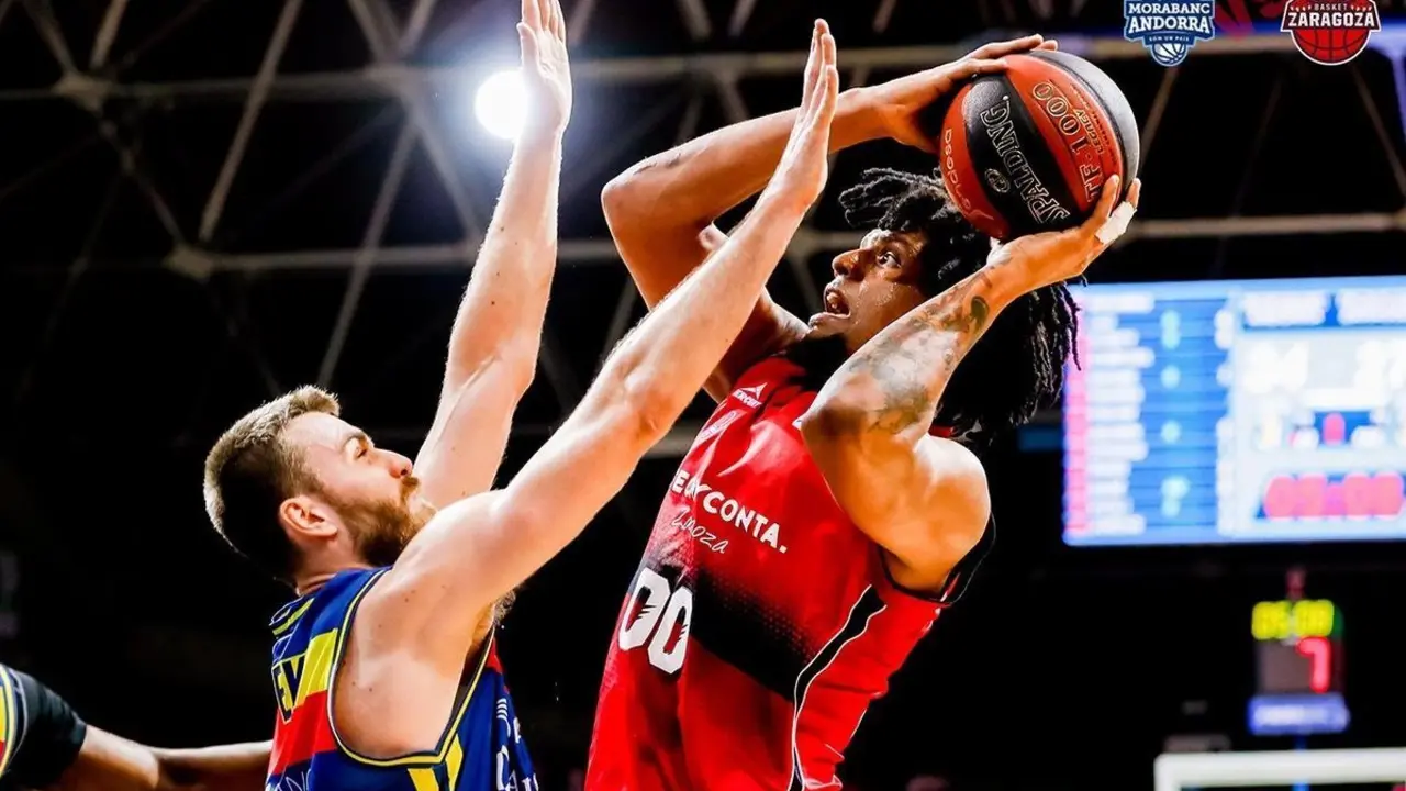 Javier Justiz trata de lanzar. Foto: @BasketZaragoza