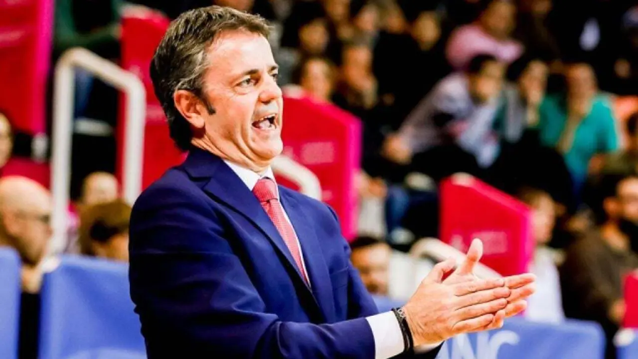 Fisac aplaude a sus jugadores durante el partido. Foto: ACB