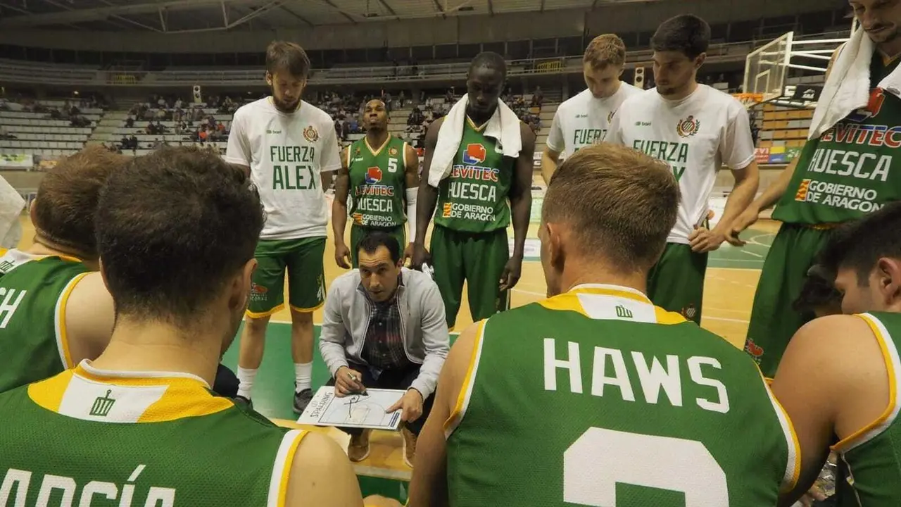 Guillermo Arenas da instrucciones a los suyos en el &uacute;ltimo encuentro ante Araberi | Foto: CB Pe&ntilde;as Huesca