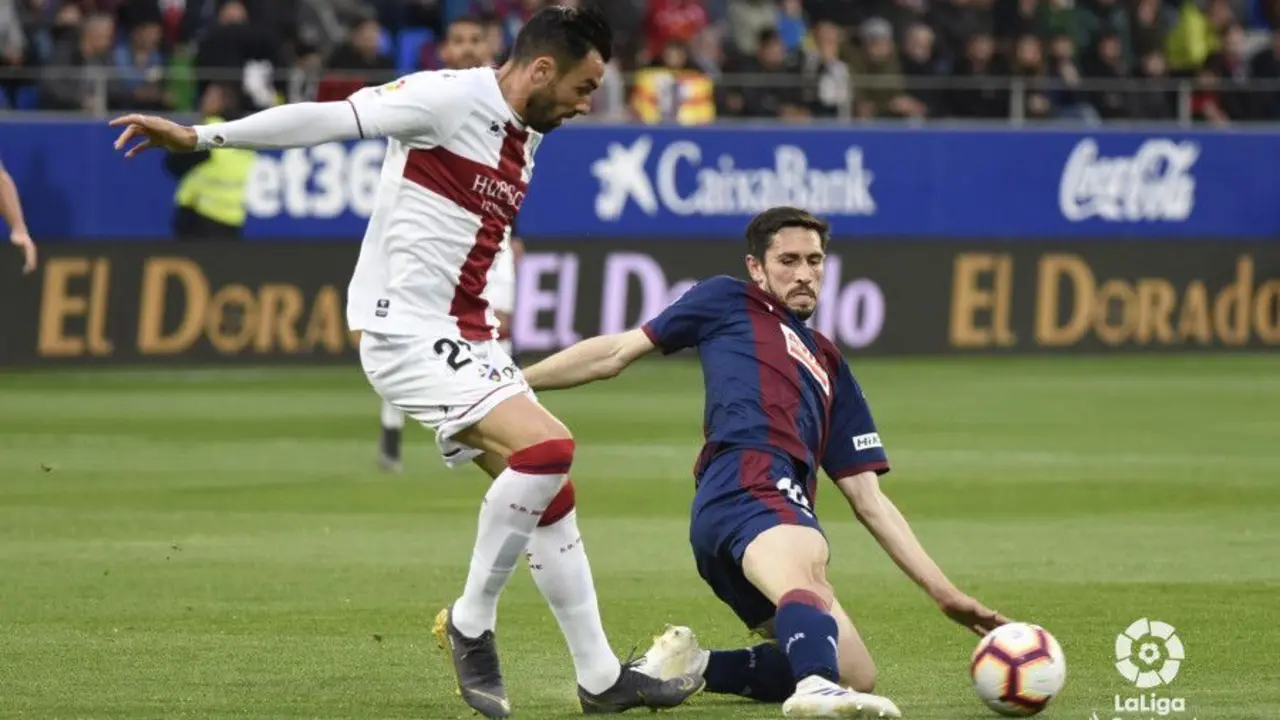 Enric Gallego se las tuvo tiesas con los defensas del Eibar. En la imagen, con Paulo | Foto: LaLiga Santander