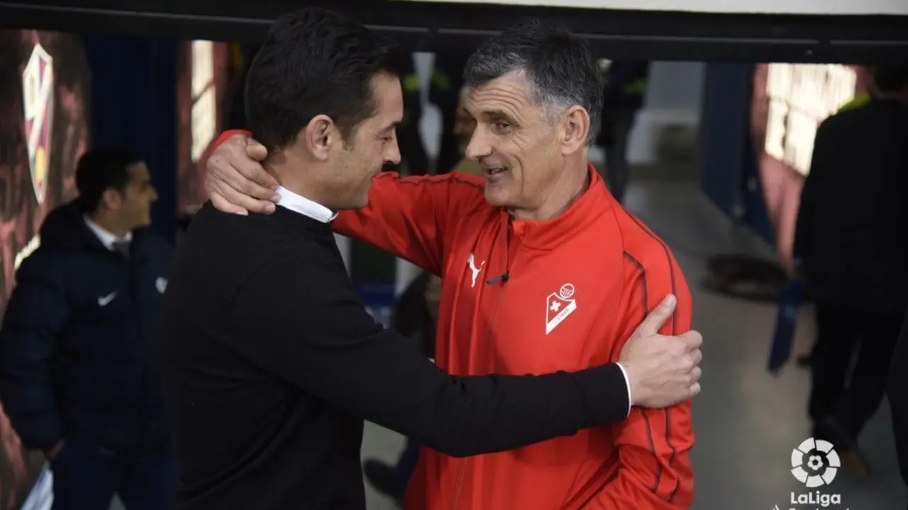Francisco y Mendilibar se saludan antes del inicio del encuentro. Foto: LaLiga Santander