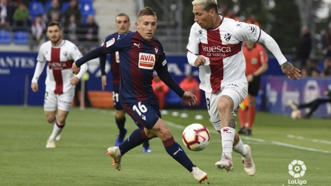 Chimy, primero, en la imagen y luego Ferreiro buscaron la espalda de De Blasis para llegar por ese costado a la puerta del Eibar. Foto: LaLiga Santander