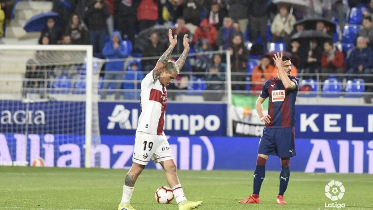 'Chimy' &Aacute;vila recibi&oacute; una gran ovaci&oacute;n tras meter uno de los goles de la temporada en la Liga. | Foto: LFP