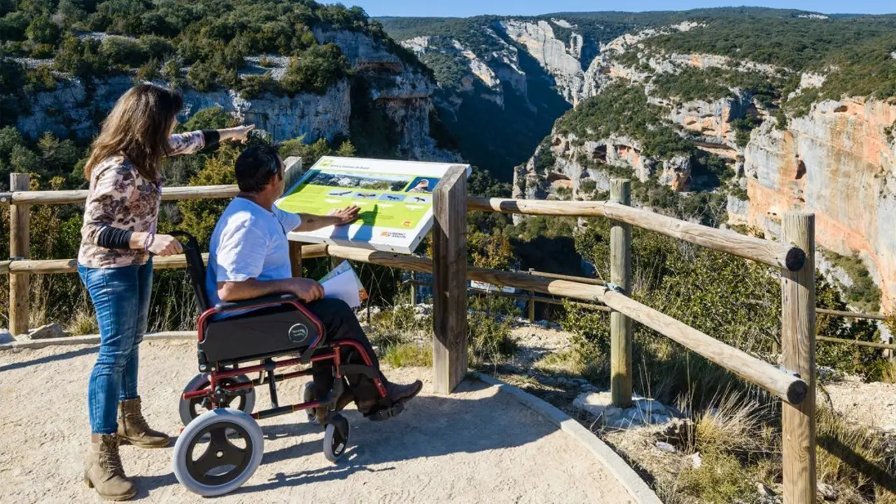 Mirador adaptado sobe el ca&ntilde;&oacute;n del r&iacute;o Vero. Foto: AE Sierra de Guara