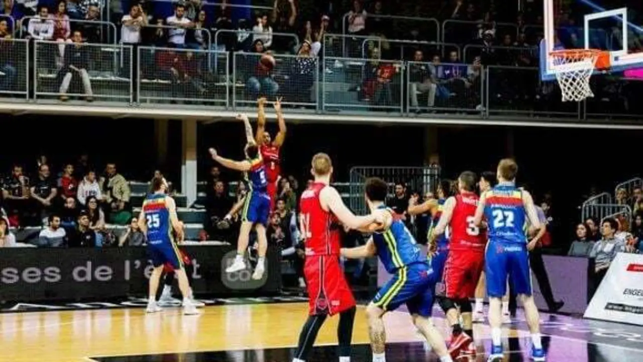 Okoye, en el momento en el que anota su triple ganador en Andorra. Foto: ACB