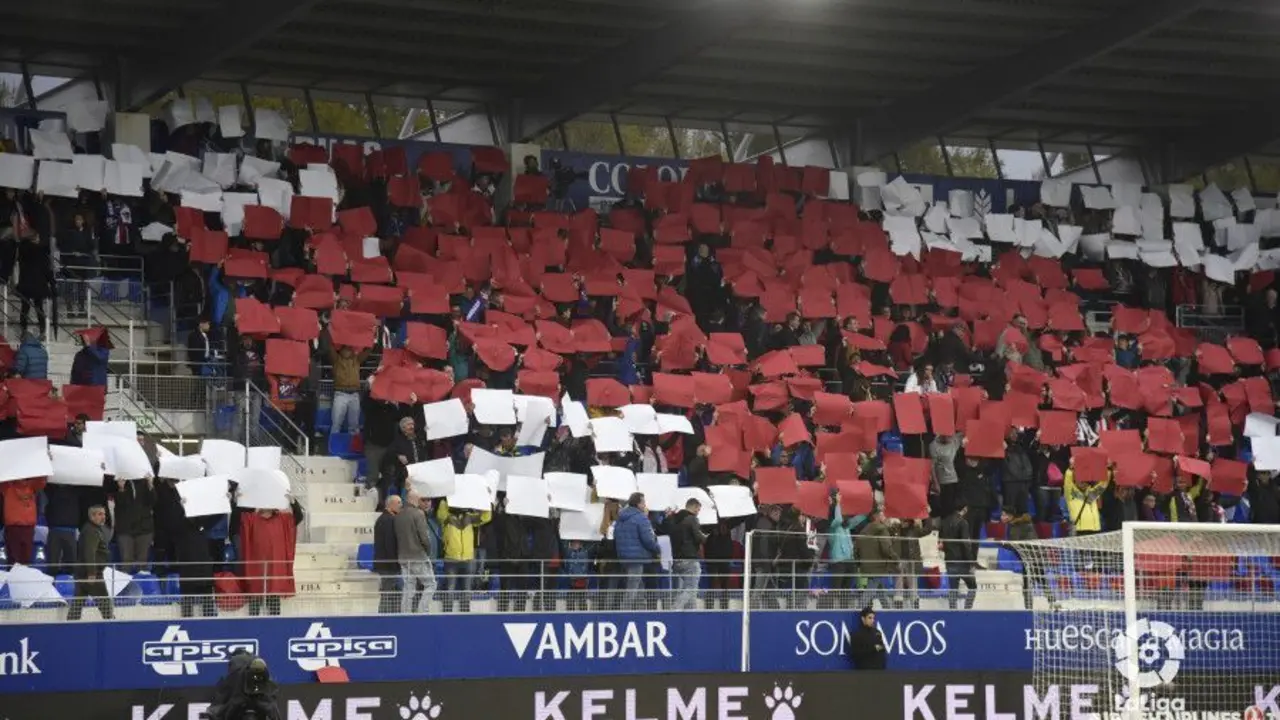La afici&oacute;n de la SD Huesca haciendo un tifo ante el Eibar. | Foto: LFP