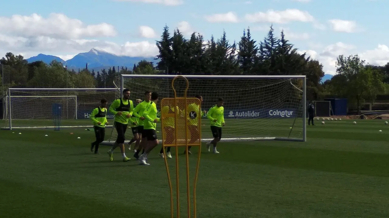 El Huesca se ejercita pensando en los rivales directos. Foto: SportArag&oacute;n