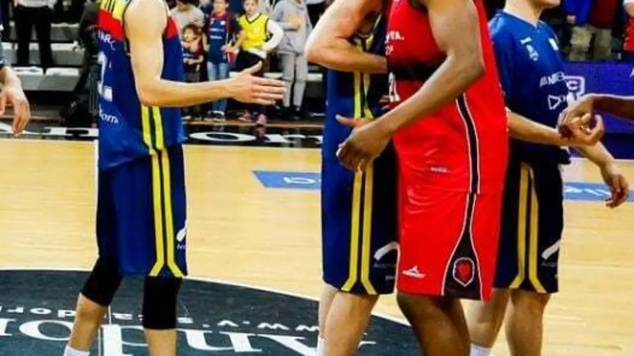 Latavious Williams saluda a los jugadores de Andorra el domingo pasado. Foto: ACB