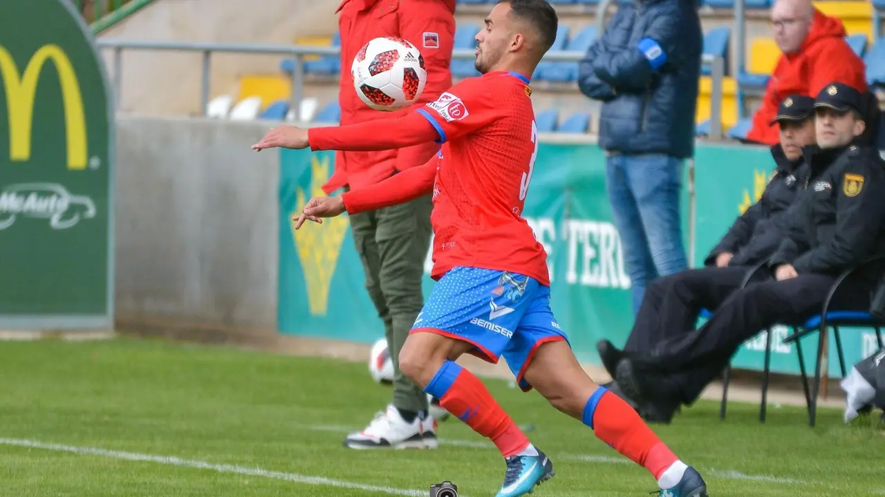 Gabri Izquierdo controla el bal&oacute;n durante una jornada de Liga en Pinilla |Foto: Pedro Sabio