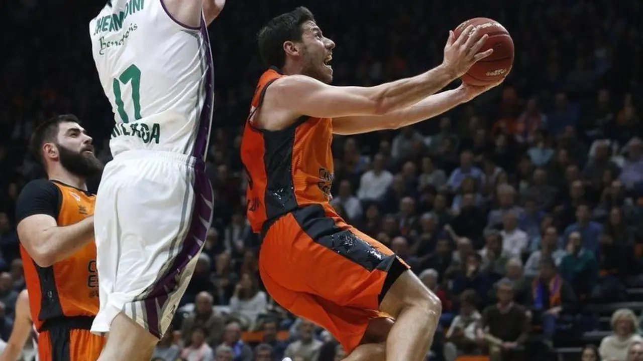 Dos ex ca&iacute;stas, Van Rossom y Shermadini, en el Valencia-Unicaja. Foto: ACB