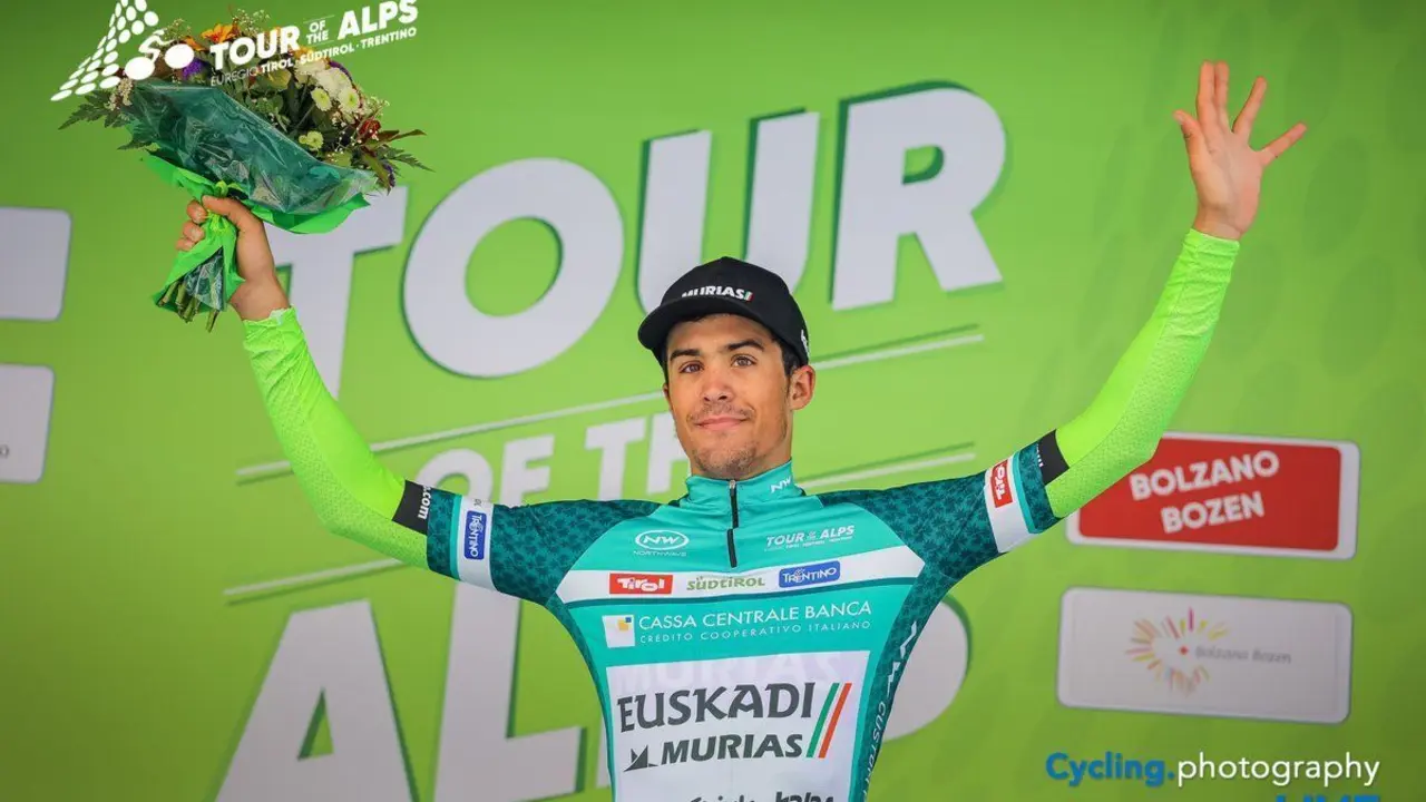 Sergio Samitier en el podium del Tour of the Alps como vencedor de la monta&ntilde;a | Foto: Tour of the Alps