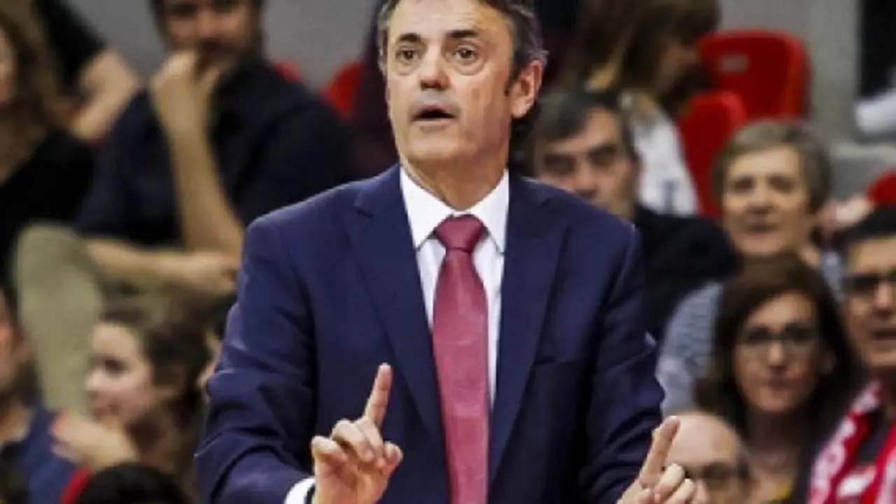 Fisac da instrucciones desde la banda. Foto: Basket Zaragoza