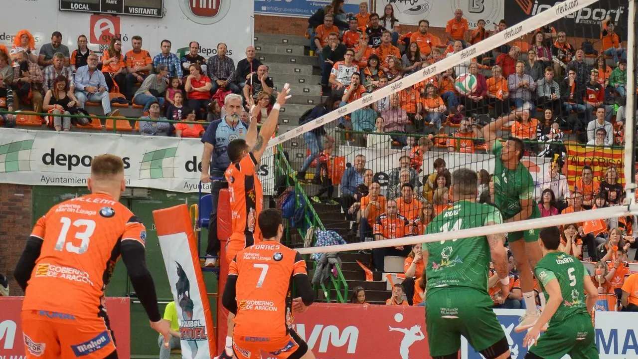 Thomas Ereu del CV Teruel trata de bloquear un remate proveniente de la cancha del Unicaja Almer&iacute;a en un encuentro de la pasada temporada | Foto: CV Teruel