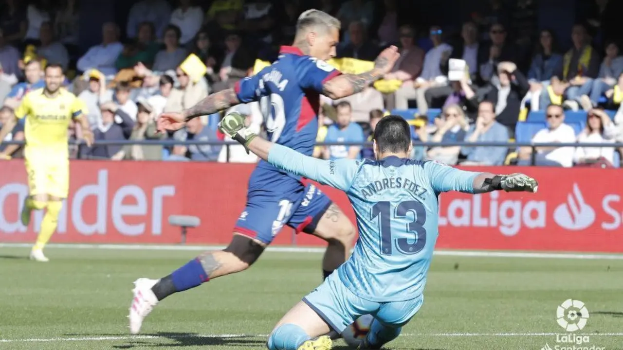 Chimy en la ocasi&oacute;n que pudo significar el gol del Huesca al inicio del partido |. Foto: LaLiga Santander