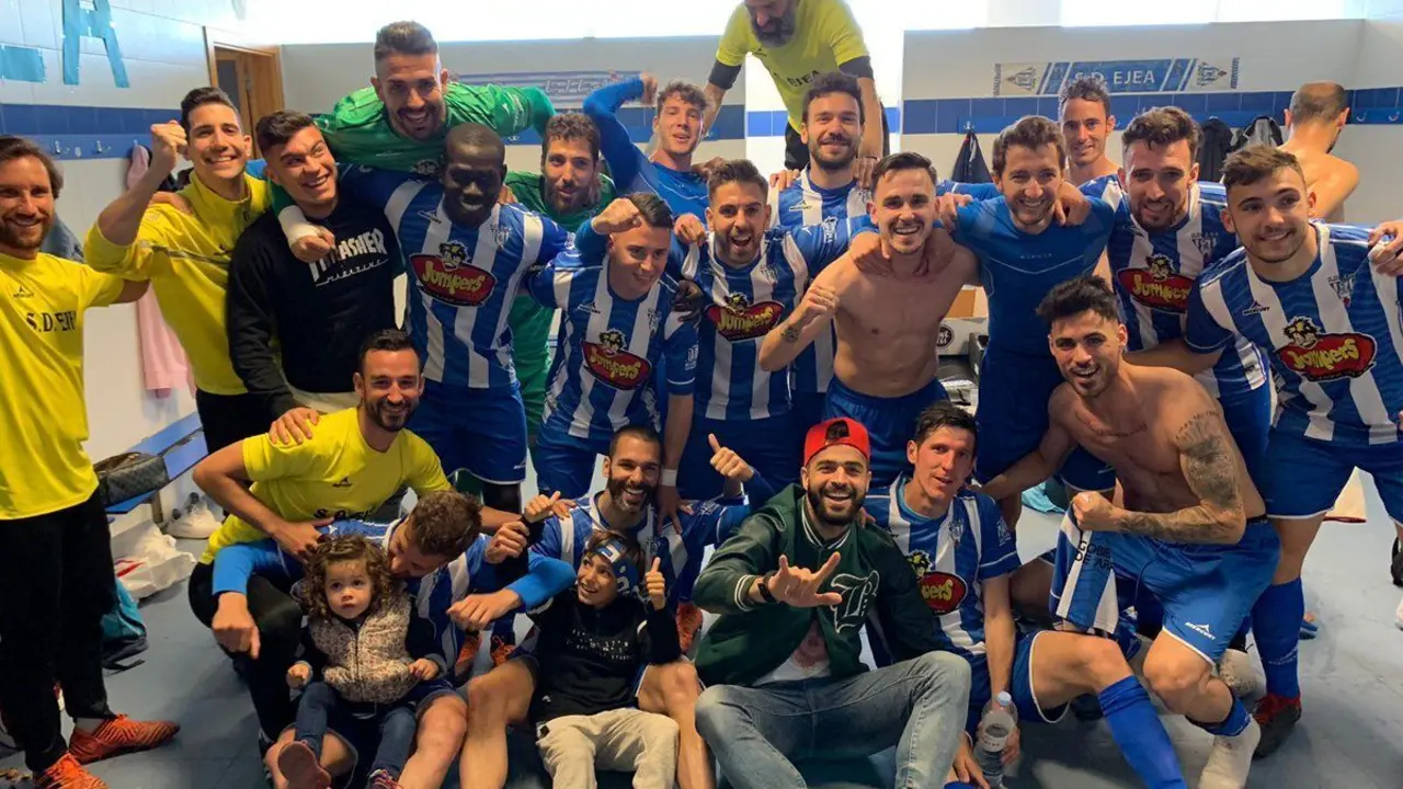 Los jugadores de la SD Ejea celebra la victoria ante el Alcoyano. Foto: SD Ejea