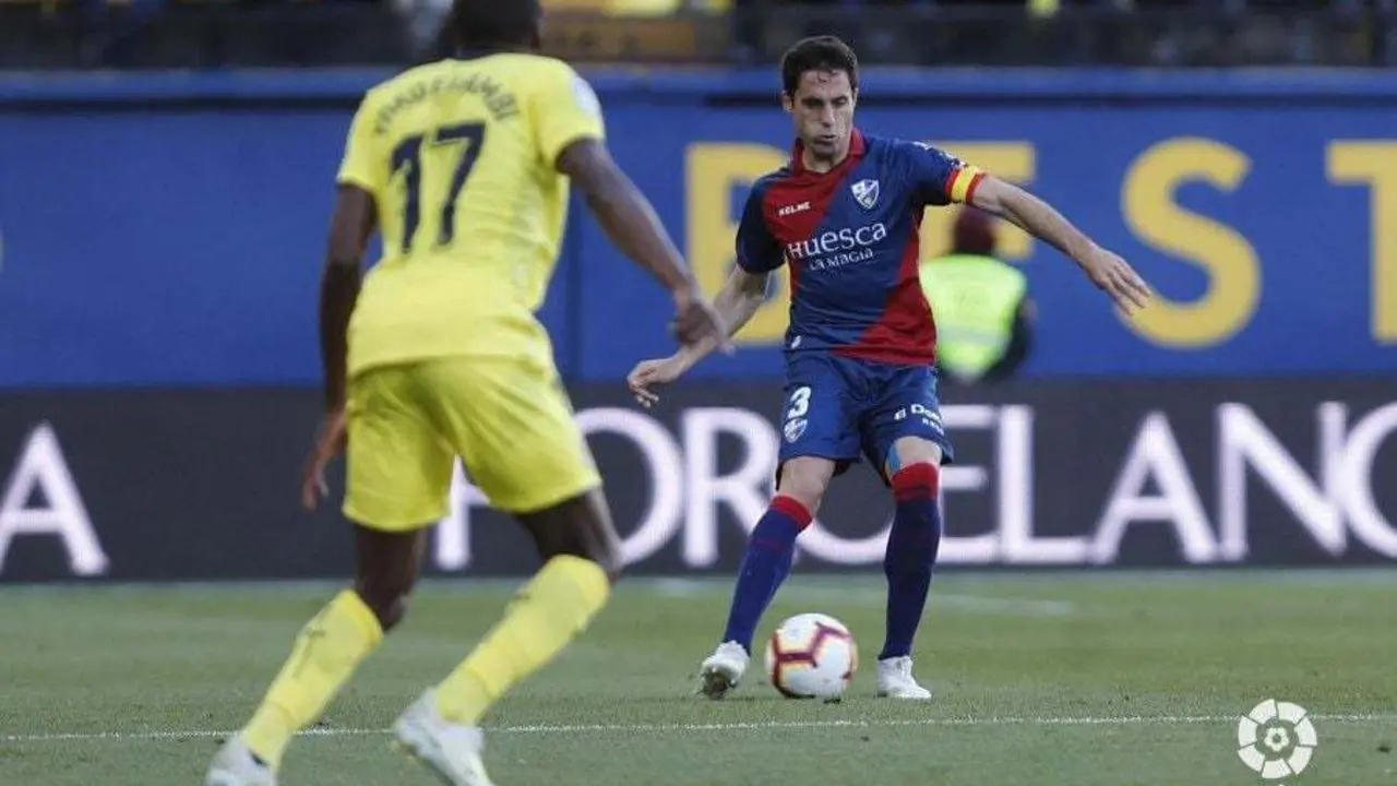 Etxeita realiza un pase en el partido frente al Villarreal | Foto: LFP