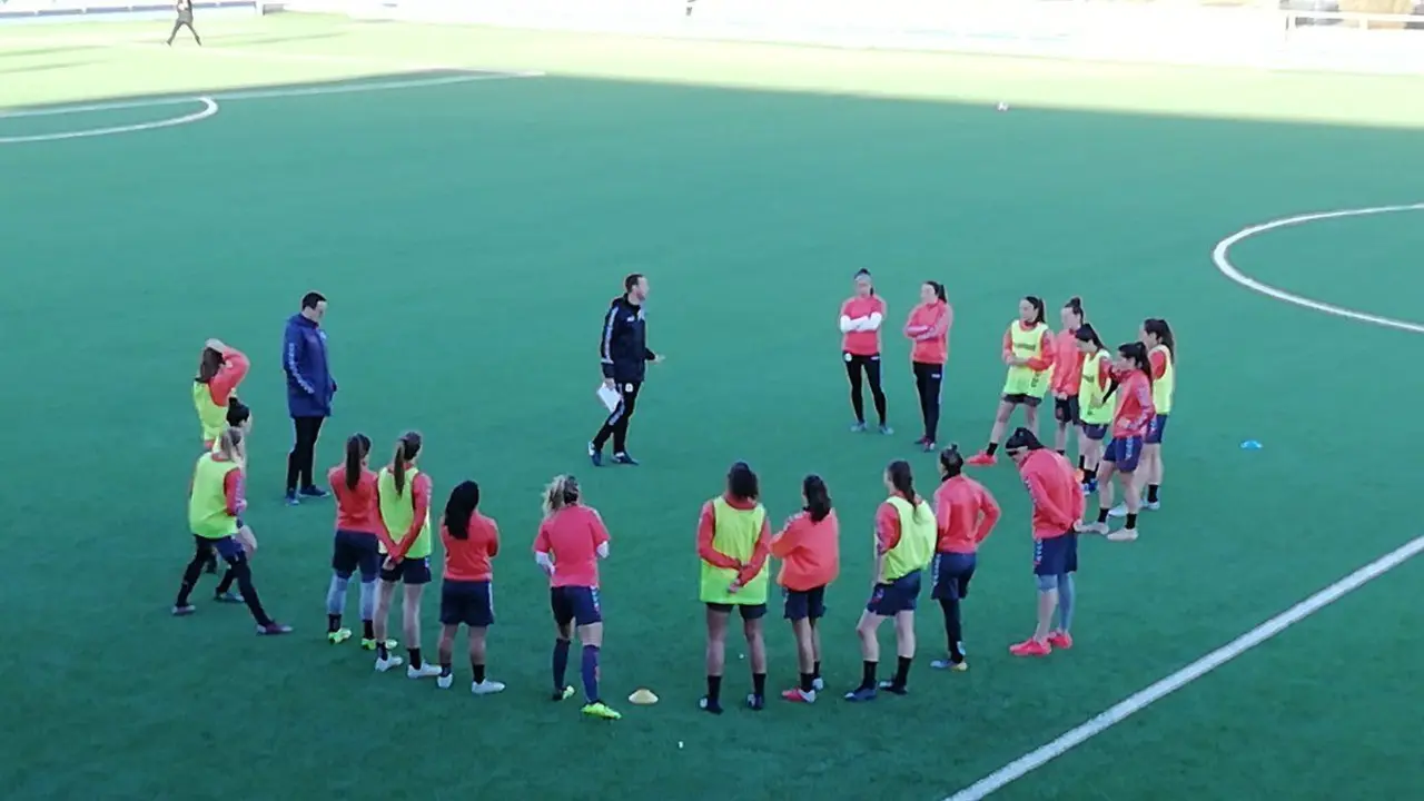 Aleza dirige un entrenamiento del Zaragoza CFF. Foto: @ZaragozaCFF