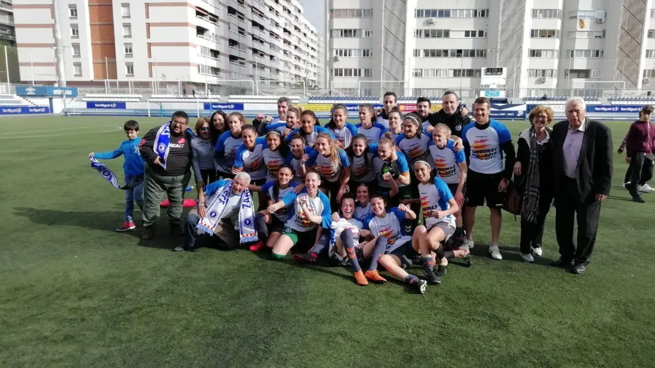 Jugadoras, cuerpo t&eacute;cnico y directiva celebran el campeonato del Grupo III. Foto: @CjAleza