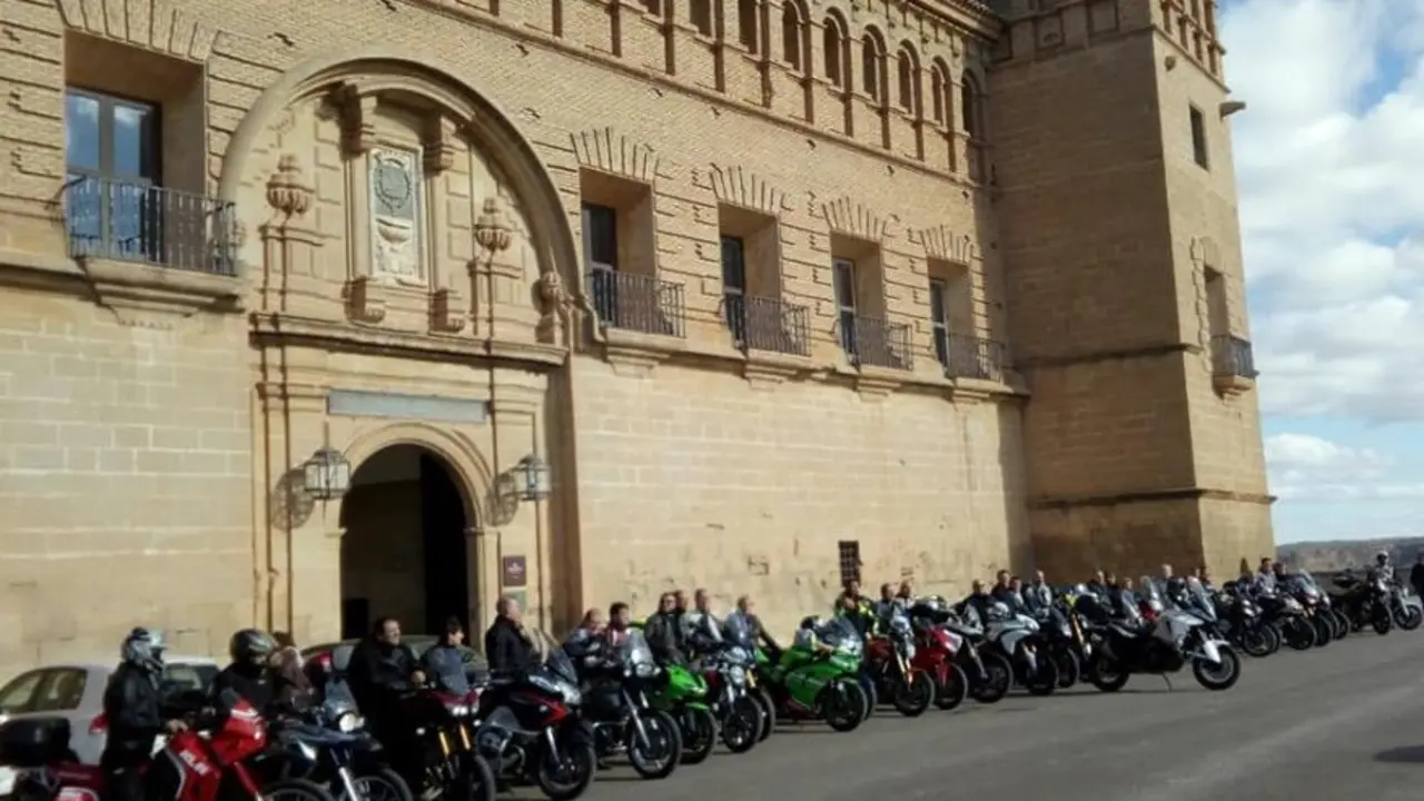Los compa&ntilde;eros, preparados para una ruta. Foto: Club Motociclista Alca&ntilde;iz