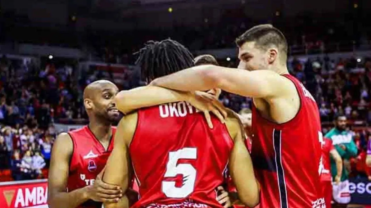 El equipo se abraza tras la victoria ante Unicaja. Foto: Esther Casas/Tecnyconta Zaragoza