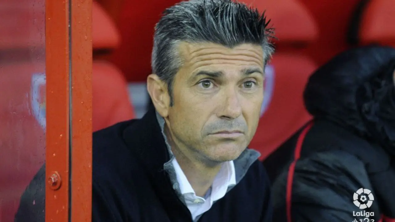 El entrenador del Deportivo de la Coru&ntilde;a, Jos&eacute; Luis Mart&iacute; en el banquillo de Los Pajaritos | Foto: LaLiga