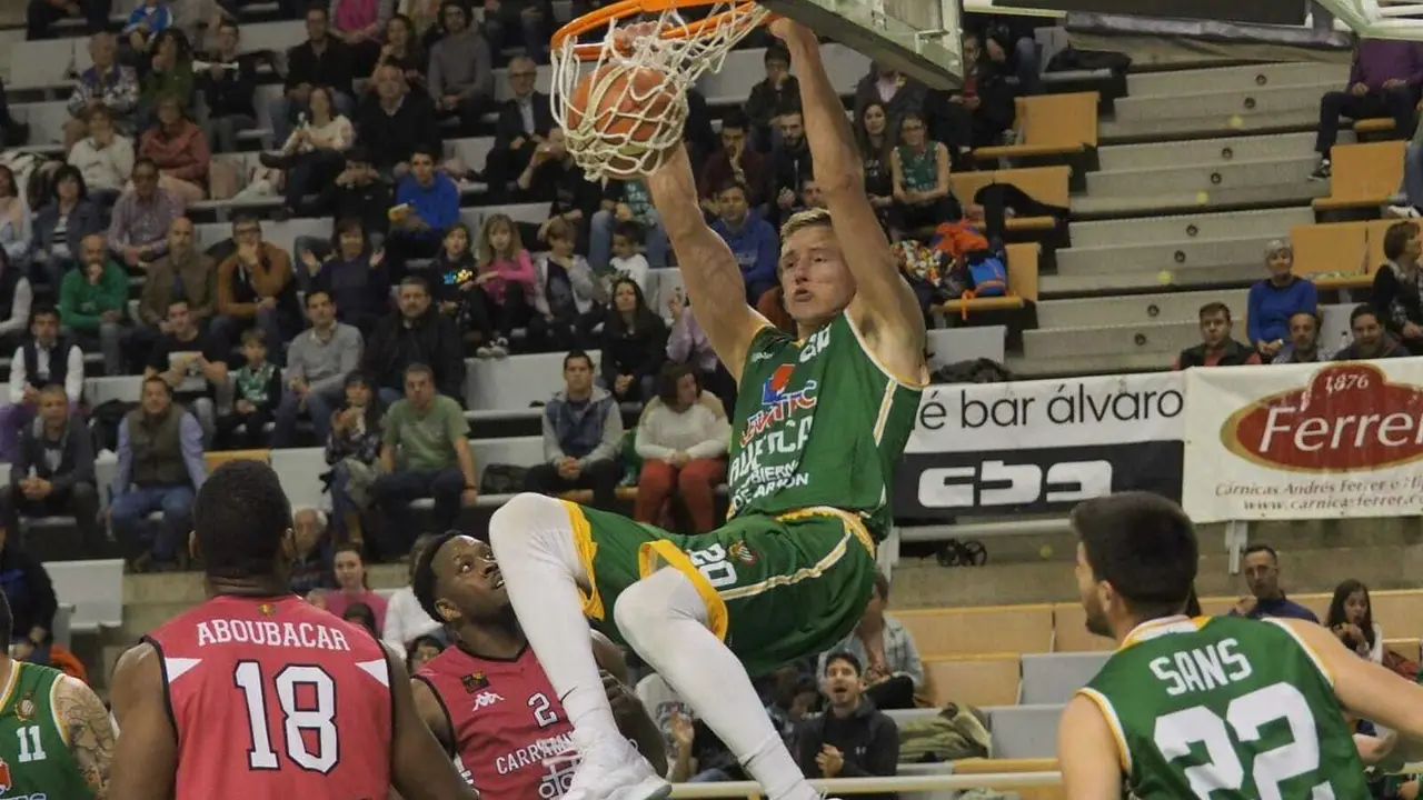 Rauno Nurger se cuelga del aro. Foto: C. Pascual