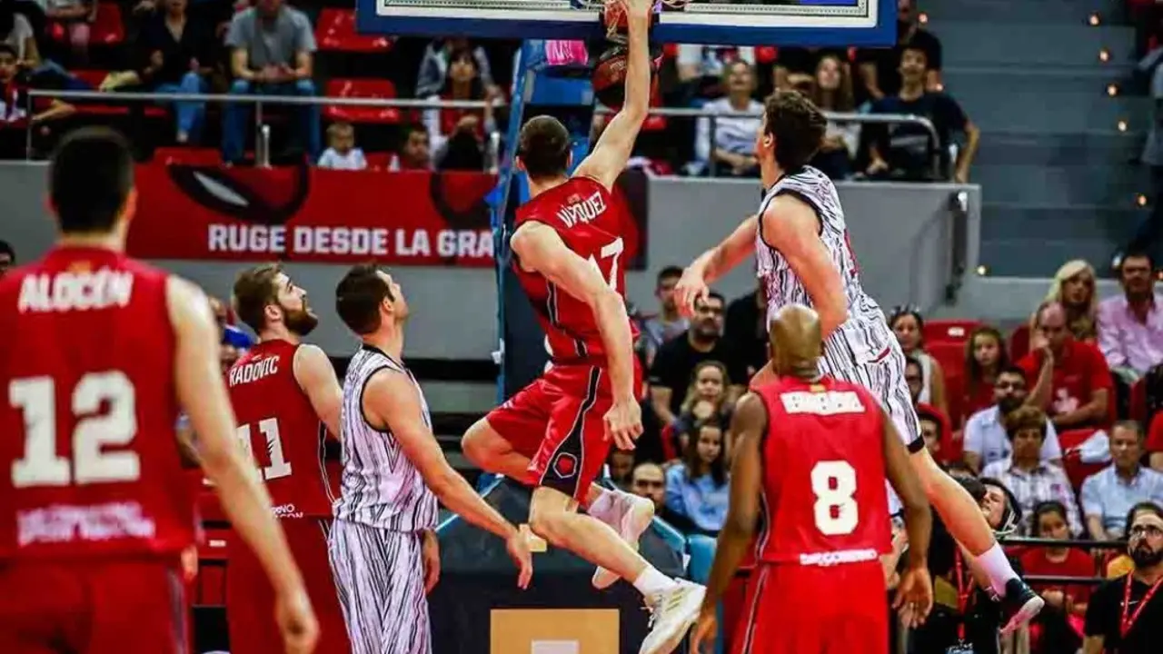 Fran V&aacute;zquez se cuelga del aro ante Fuenlabrada. Foto: Esther Casas/Tecnyconta Zaragoza