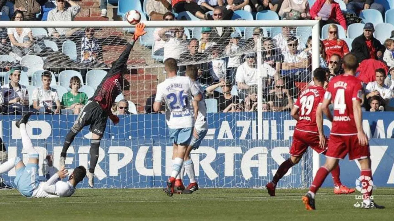 Cristian despeja un disparo del Deportivo durante la temporada pasada. Foto: La Liga 123