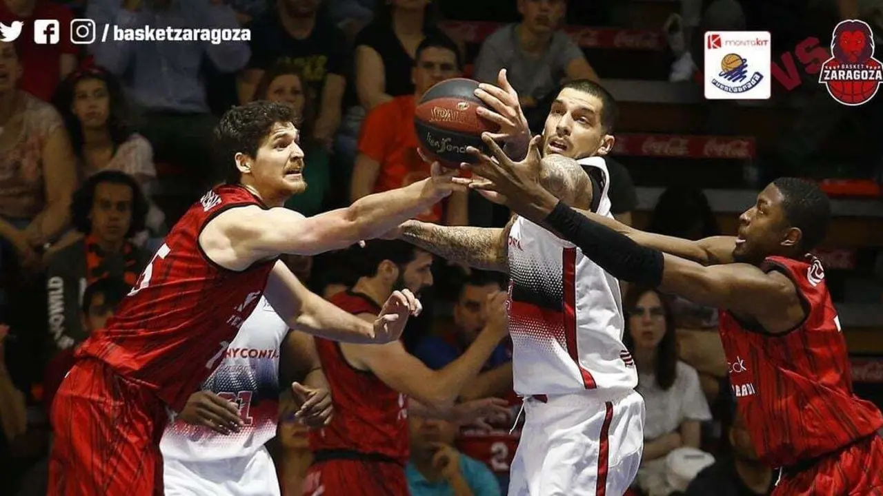 Nacho Mart&iacute;n busca apoderarse de un bal&oacute;n sin due&ntilde;o. Foto: ACB